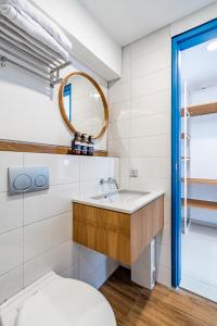 坎古The Blue Loft Canggu - free scooter use的一间带水槽和卫生间的浴室