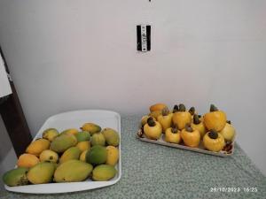 马如达Linda casa em marudá的两篮水果坐在柜台上