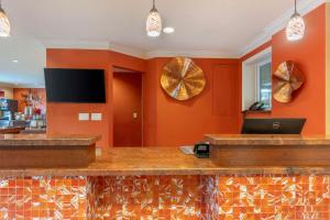 圣何塞机场广场贝斯特韦斯特PLUS汽车旅馆的餐厅内拥有橙色墙壁的酒吧