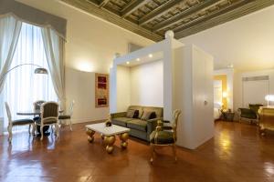 那不勒斯Palazzo Caracciolo Naples的客厅配有沙发和桌子