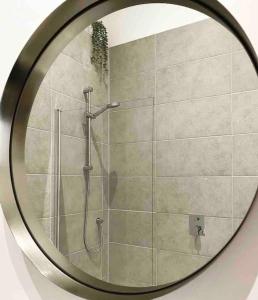 普里茅斯Grand Apartment on HOE/BARBICAN Allocated PARKING!的浴室内设有淋浴的镜子