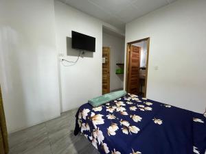 洛佩斯港Monte Líbano Suites的一间卧室配有一张带蓝色毯子和鲜花的床