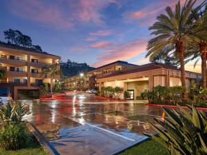 圣地亚哥Mission View Inn & Suites San Diego Sea World - Zoo的一条棕榈树和建筑的空街