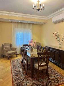 Sheikh ZayedElegant Villa in Sheikh Zayed City, Egypt - Families Only的一间用餐室,在房间内配有桌椅