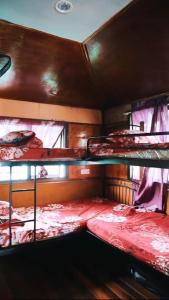 宜力Royal Belum Mystical的一间在公共汽车上配有三张双层床的房间