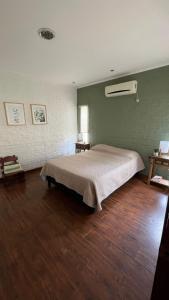 派桑杜Casa cabaña的一间卧室,卧室内配有一张大床