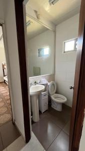 派桑杜Casa cabaña的一间带水槽、卫生间和镜子的浴室