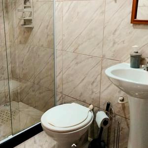 特雷索波利斯Hospedagem Doce Lar - Casa Girassol的浴室配有卫生间、淋浴和盥洗盆。