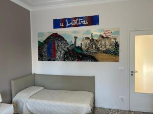 卡塔尼亚Giuffrida Apartment Rooms的墙上画的一张床上