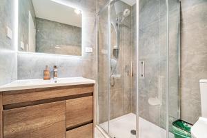 奥克兰Charming Urban Townhouse Getaway的带淋浴和盥洗盆的浴室