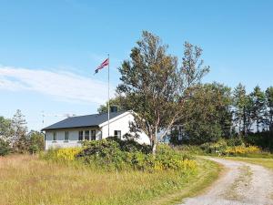 NordfoldHoliday home Nordfold的白色的房子,上面有美国国旗