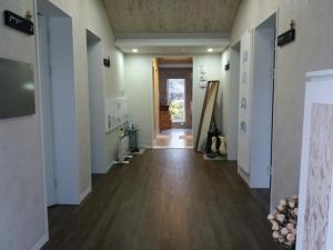 西归浦市书签旅馆的一间空房间,走廊上设有门,铺有木地板