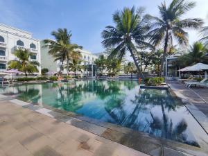富国Stella Marina Boutique Hotel的棕榈树度假村内的游泳池