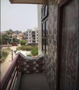 DānāpurShaurya Villa Guest House的阳台设有砖墙和窗户。