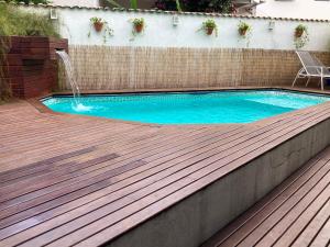 伯迪亚哥Pouso Costa do Sol的一个带喷泉的木甲板上的游泳池