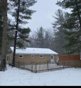 4 Season Ranch的雪中带围栏的房子