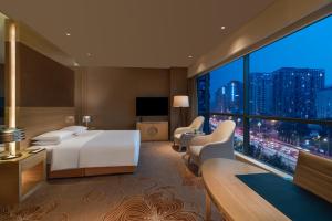 成都成都首座万丽酒店的酒店客房设有一张床和一个大窗户