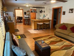 4 Season Ranch的带沙发的客厅和厨房