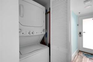 塔维涅1206 Ocean Pointe的白色洗衣房配有洗衣机和烘干机