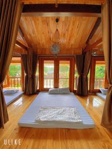 Yên BáiNậm Thia Homestay的卧室铺有木地板,配有大床垫。