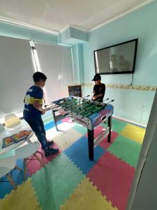 蒙得维的亚波西托斯广场酒店的两个男孩在房间里玩游戏