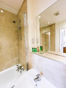 KentMaidstone Heights By Kasar Stays的一间带水槽、淋浴和镜子的浴室