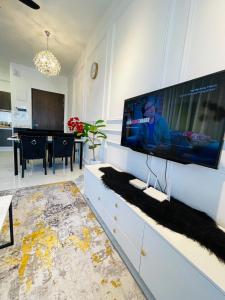 哥打巴鲁The Opal Suite Troika Kota Bharu 1 Bedroom的客厅配有壁挂式大屏幕平面电视