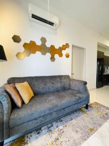 The Opal Suite Troika Kota Bharu 1 Bedroom的休息区