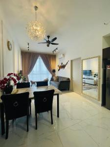 哥打巴鲁The Opal Suite Troika Kota Bharu 1 Bedroom的客厅配有桌子和沙发