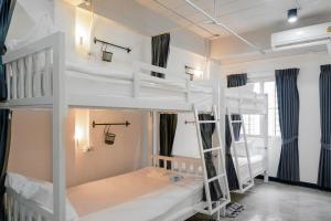曼谷G5 Hostel的一间设有两张双层床的客房