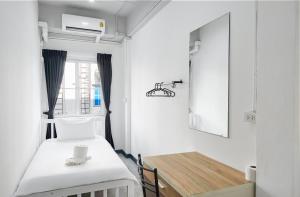 曼谷G5 Hostel的小房间设有床和窗户