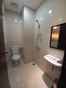雅加达AZKA HOTEL Managed by Salak Hospitality的一间带卫生间和水槽的浴室