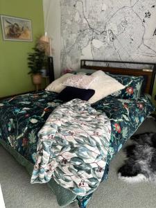 珀斯Riversong Perth的卧室内的一张床位,卧室内有两只猫躺在地板上