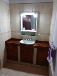 蒂诺加斯塔POSADA CUATRO HERMANOS的一间带水槽和镜子的浴室