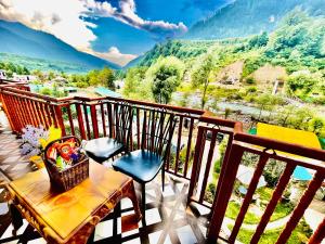 马拉里Himalayan Nature Walk Resort, Manali的美景阳台配有桌椅