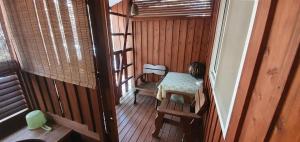 白马村snowhere ski lodge的一间铺有木地板的小客房,配有桌椅