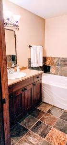 太阳峰Cozy 2 Bedroom 2 Bathroom Ski in Ski out Townhouse的一间带水槽、浴缸和镜子的浴室