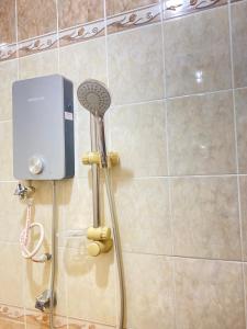 巴生Bayu View Hotel Klang的浴室内配有淋浴和头顶淋浴