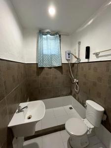大奥On Board Panglao Beach Hostel & Resort的浴室配有白色卫生间和盥洗盆。