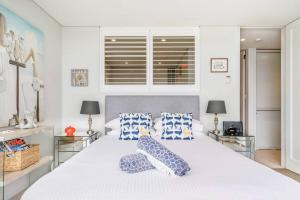 悉尼Balmoral Beach Beauty的卧室配有一张带枕头的大型白色床。