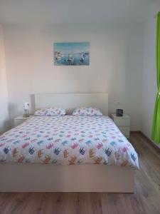 波斯蒂拉Apartment Perica - 10 m from sea的卧室配有白色的床罩