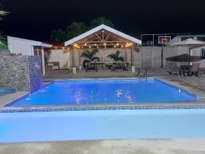雅科Casas Dñ Juanita的一座大蓝色游泳池,位于房子前