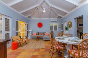 克里斯琴斯特德Seaview Palms Villa - St Croix USVI的客厅配有桌子和沙发