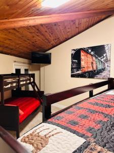 威屯卡Cabin Retreat on 5 Acres的一间带两张双层床和电视的卧室