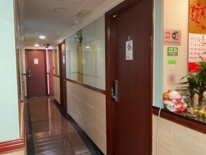 香港恒丰宾馆的医院走廊的走廊,有门