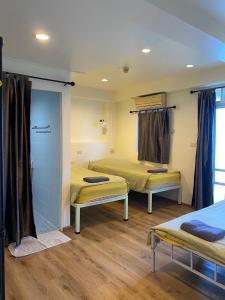 曼谷顶楼美景酒店的一间医院间,设有两张床和窗户
