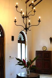 高尔布利斯堡酒店的吊灯挂在桌子的房间