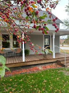 HesstonCrabapple Cottage的房屋设有木甲板和桌子