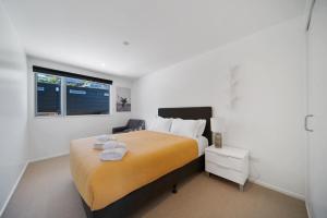 皇后镇Blackrock Apartments Queenstown的一间卧室设有一张大床和一个窗户。