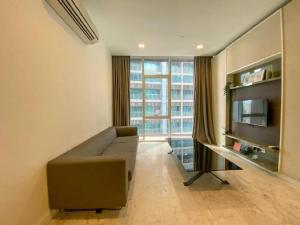 吉隆坡Platinum Suites KLCC Kuala Lumpur Bukit Bintang by AR Hospitality的带沙发和电视的客厅